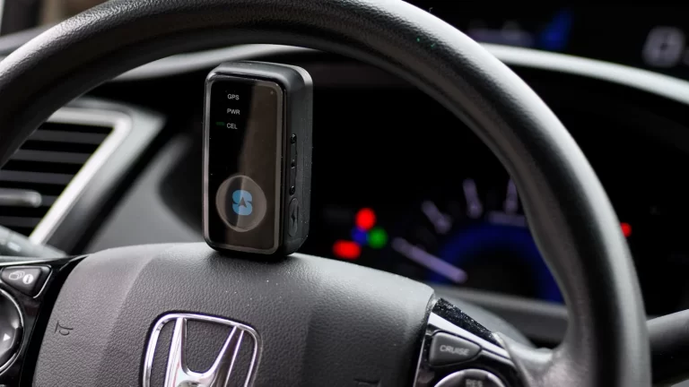 ¿Cómo detectar si mi coche de empresa tiene un Rastreador GPS?