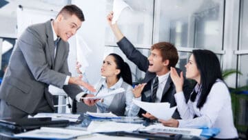 TechieDoggy.com Ejemplos de Mala Cultura de Empresa 10 Senales y Como Mejorarla